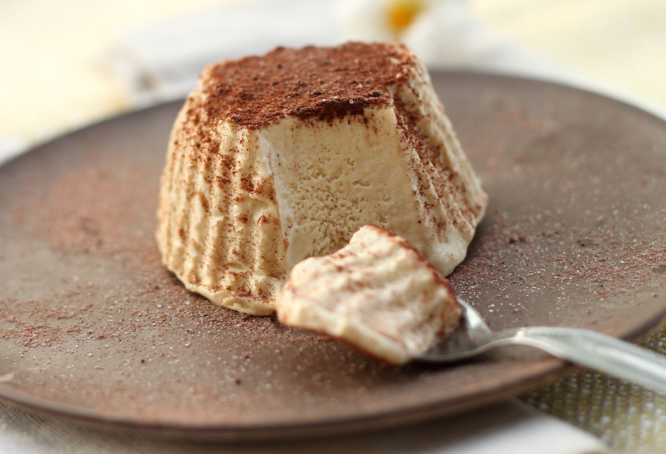 Kaffee-Parfait mit Kaffeepulver bestreut