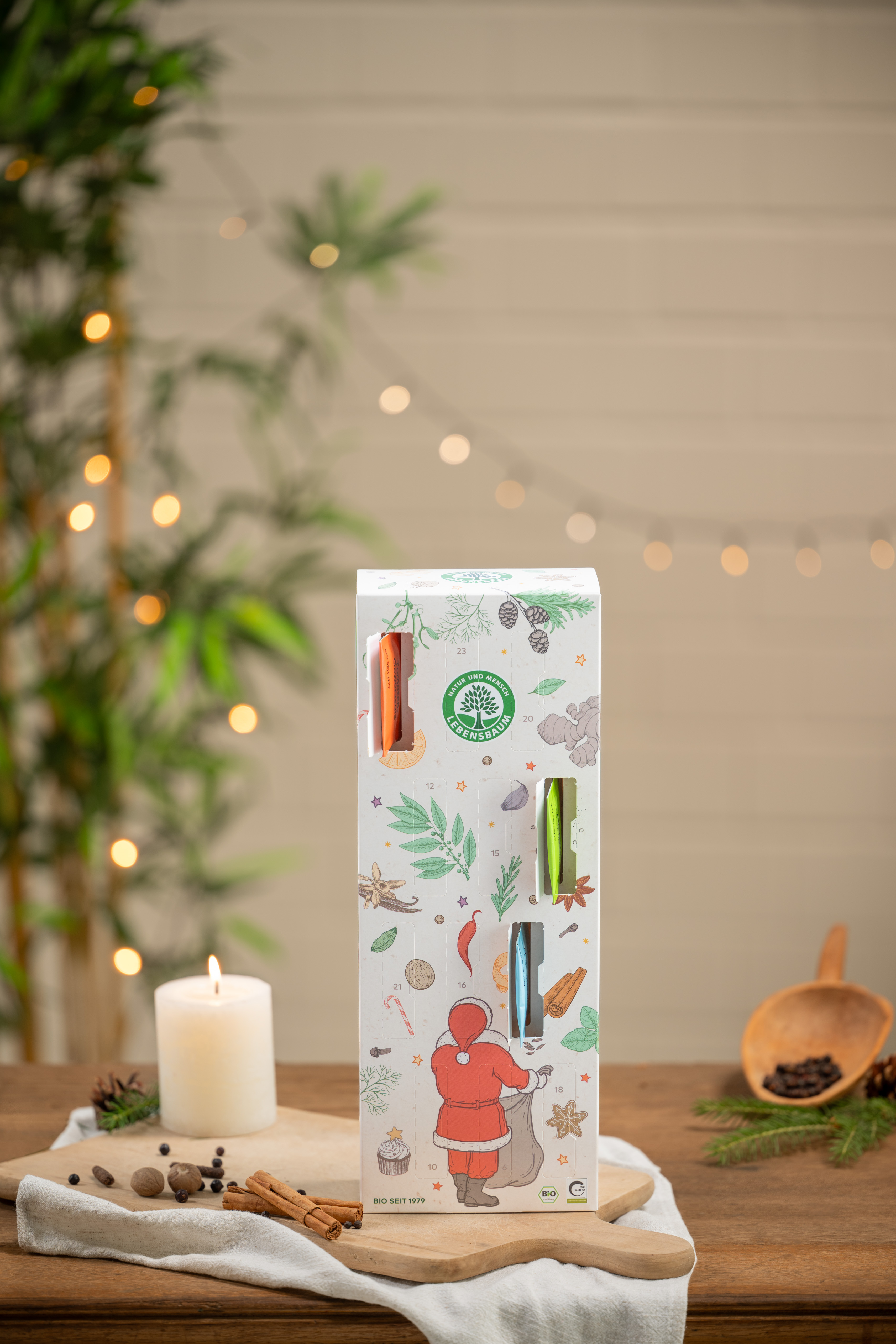 Adventskalender mit geöffneten Türchen steht auf einem Tisch