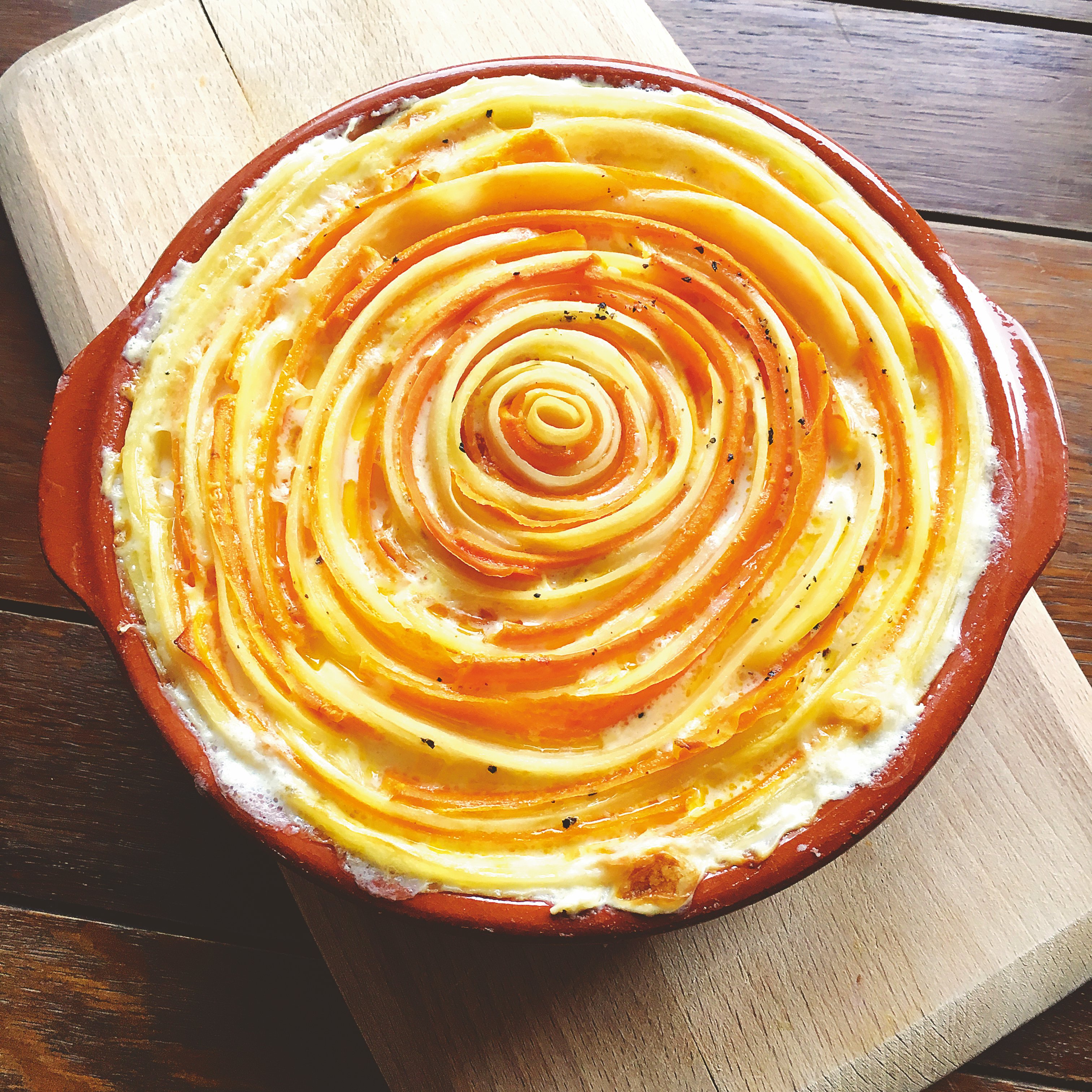 Hübsches Gratin mit Kartoffeln und Möhren