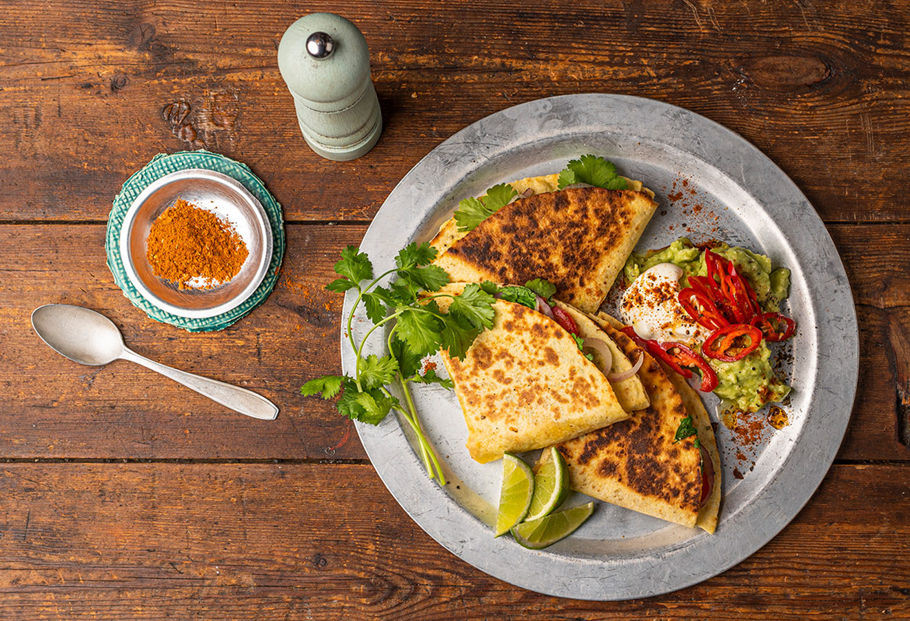 Gefaltete Quesadillas mit Avocado- und Bohnenmus