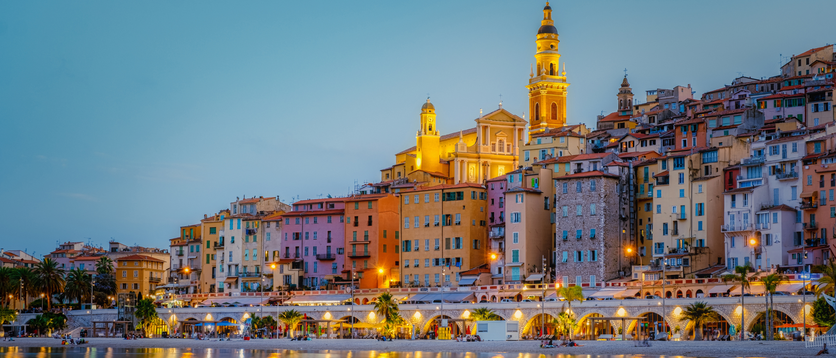 Bild einer Stadt in Frankreich in der Dämmerung