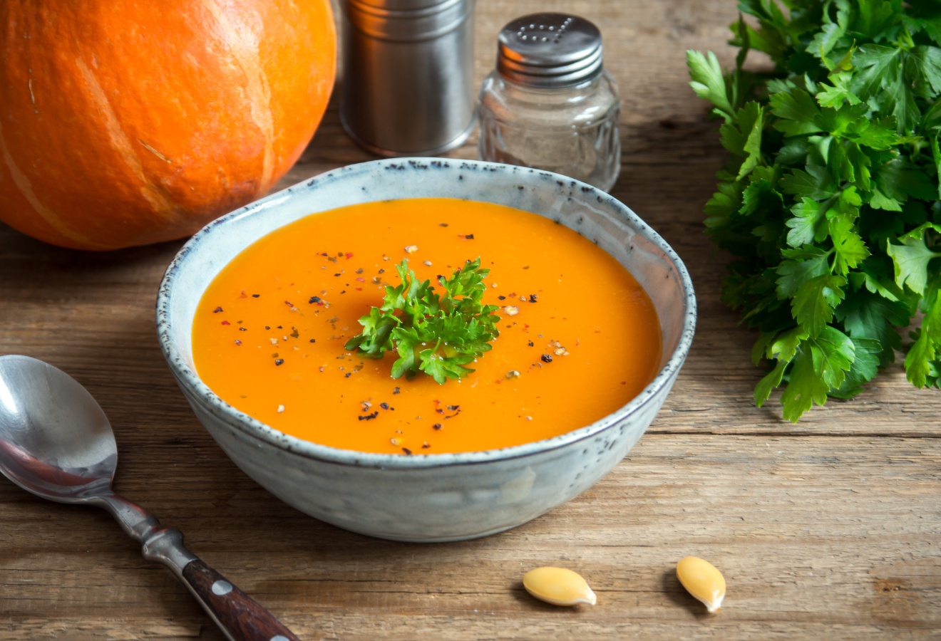 Kürbissuppe Cucurbita in einer Schüssel mit Petersilie garniert