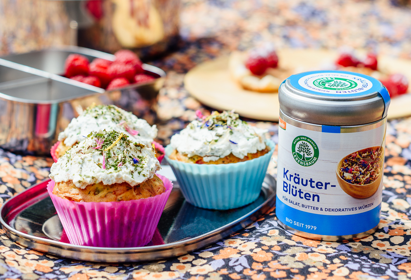 Herzhafte Muffins mit Kräuterblüten