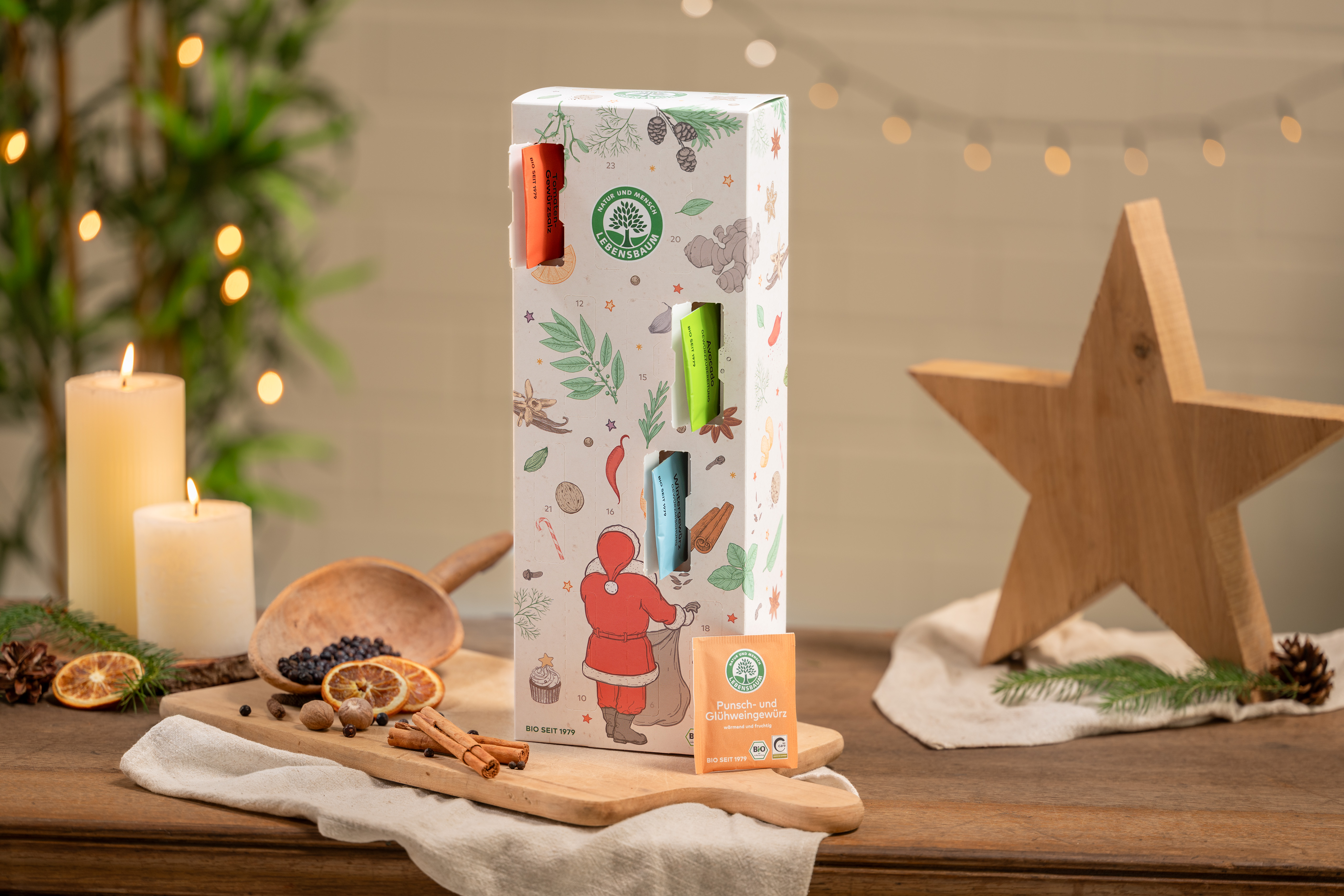 Adventskalender mit geöffneten Türchen steht auf einem Tisch