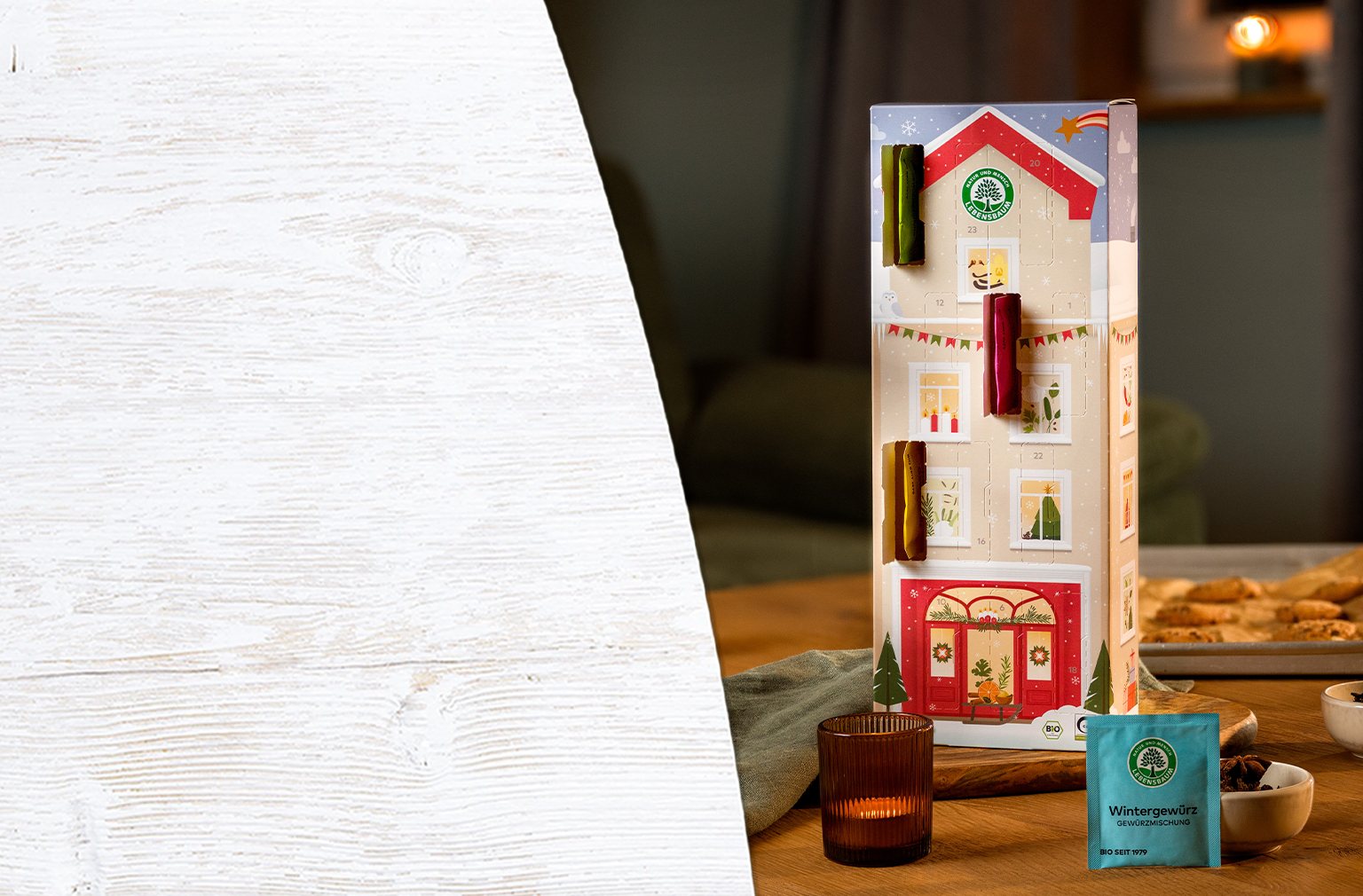 Lebensbaum Adventskalender mit verschiedenen Bio-Produkte in weihnachtlicher Atmosphäre