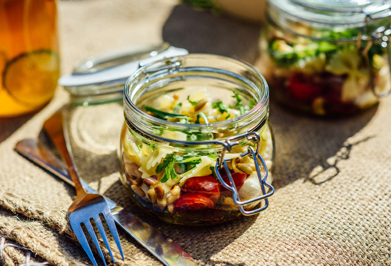 Italienischer Schüttelsalat im Glas zum Verschließen mit Nudeln, Tomate und Pinienkernen