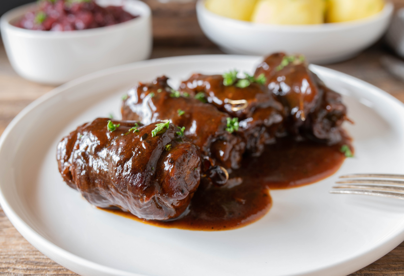 Roulade nach orientalischer Art auf einem weißen Teller