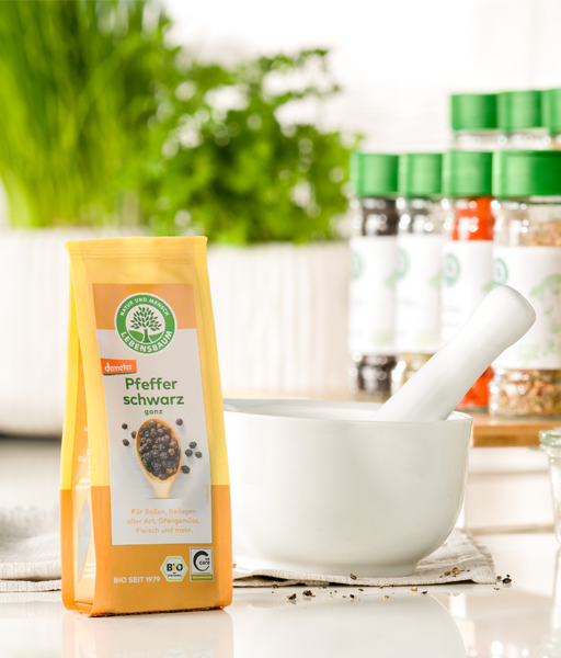 Kategoriebild für Gewürzmischungen und Gewürze, mit Pfeffer, schwarz, ganz, demeter neben einem Mörser