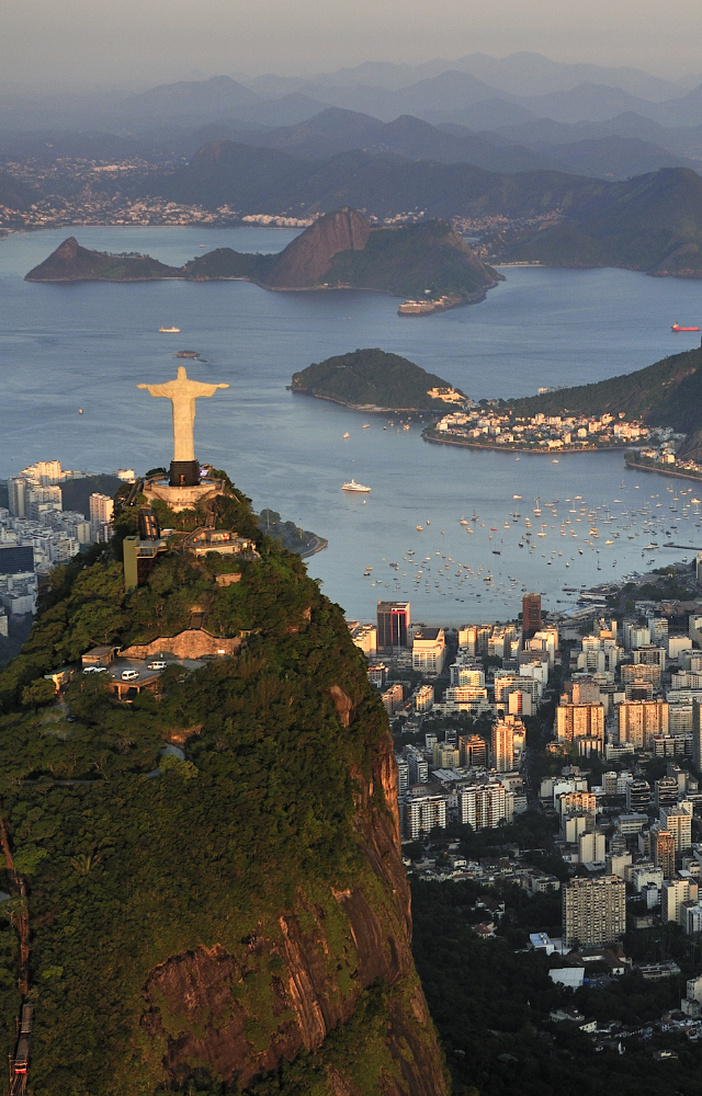 Rio de Janiero von oben mit Blick auf die Küste bei Dämmerung