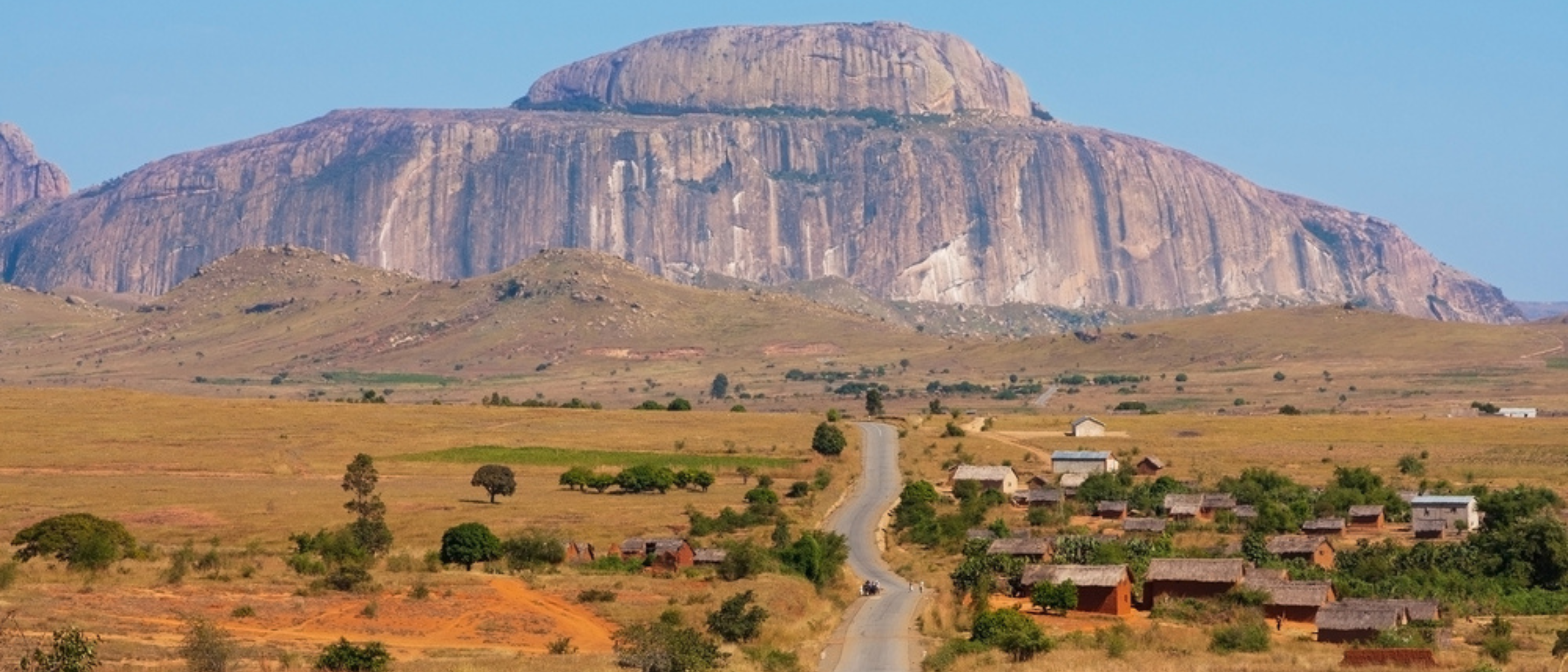 Dorf vor einem großen Tafelberg in Madagaskar