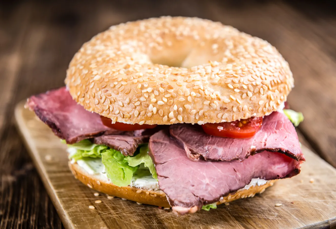 Gegrillte Sandwiches auf einem Holzbrett