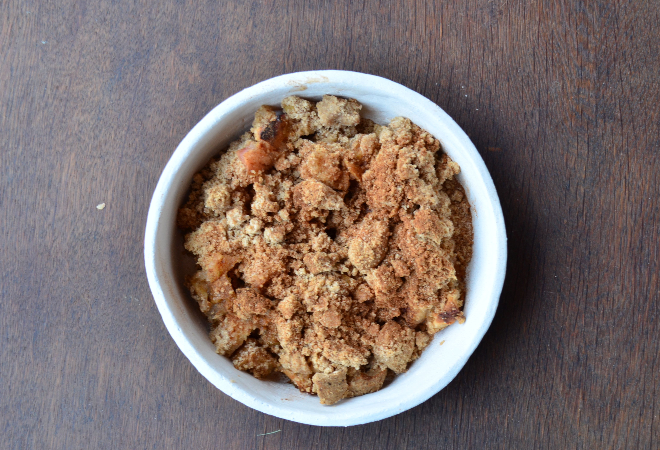 Bratapfel-Crumble, winterlich in einer Schale mit Zimt-Zucker bestreut