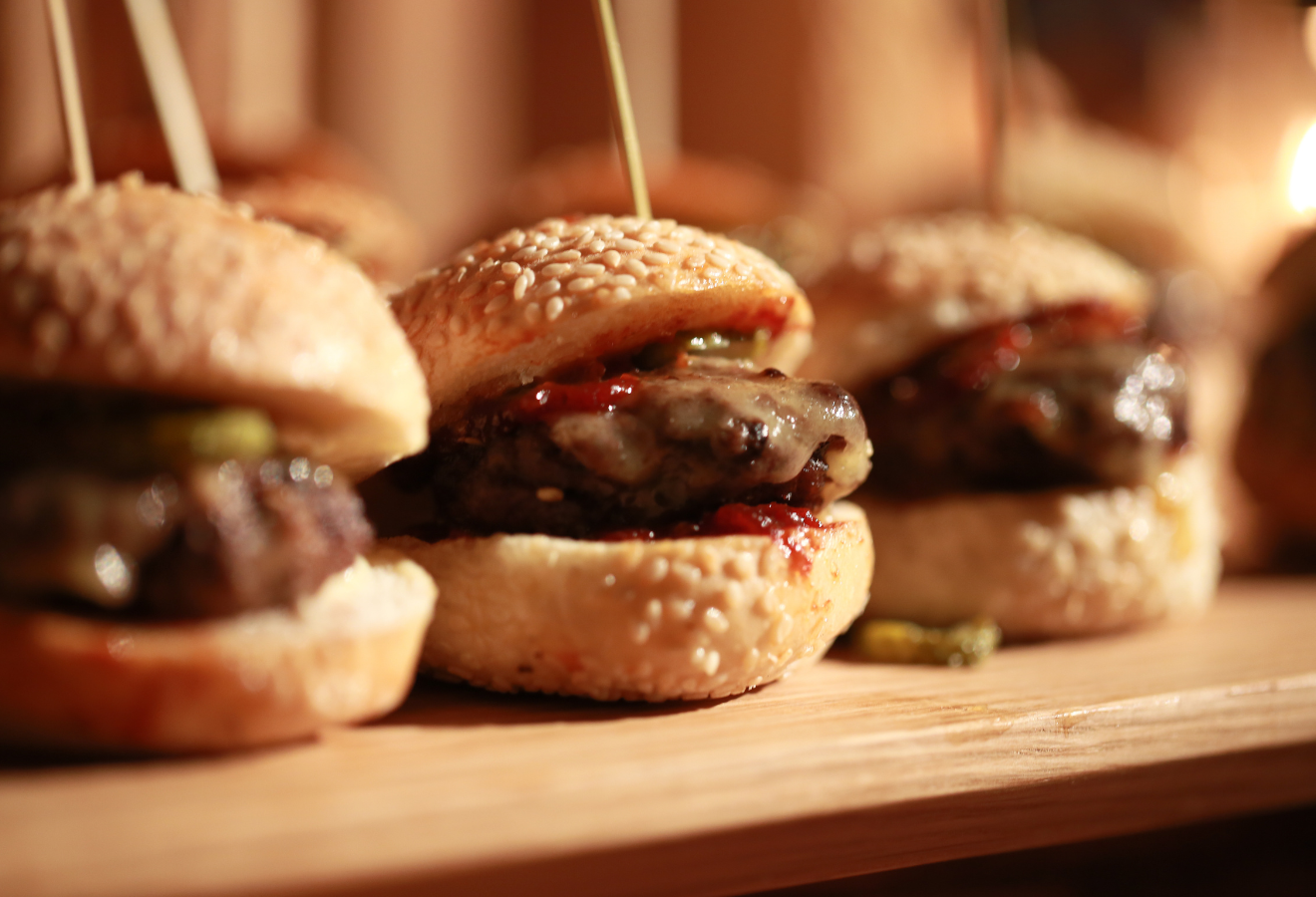 Mykonos-Mini-Burger auf einem Holzbrett