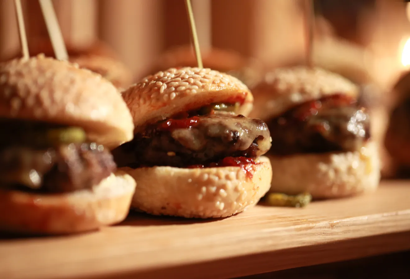 Mykonos-Mini-Burger auf einem Holzbrett