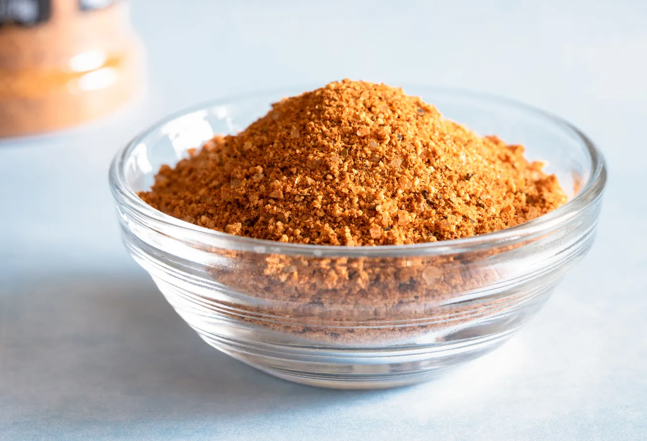 BBQ-Rub in einem Glasschälchen
