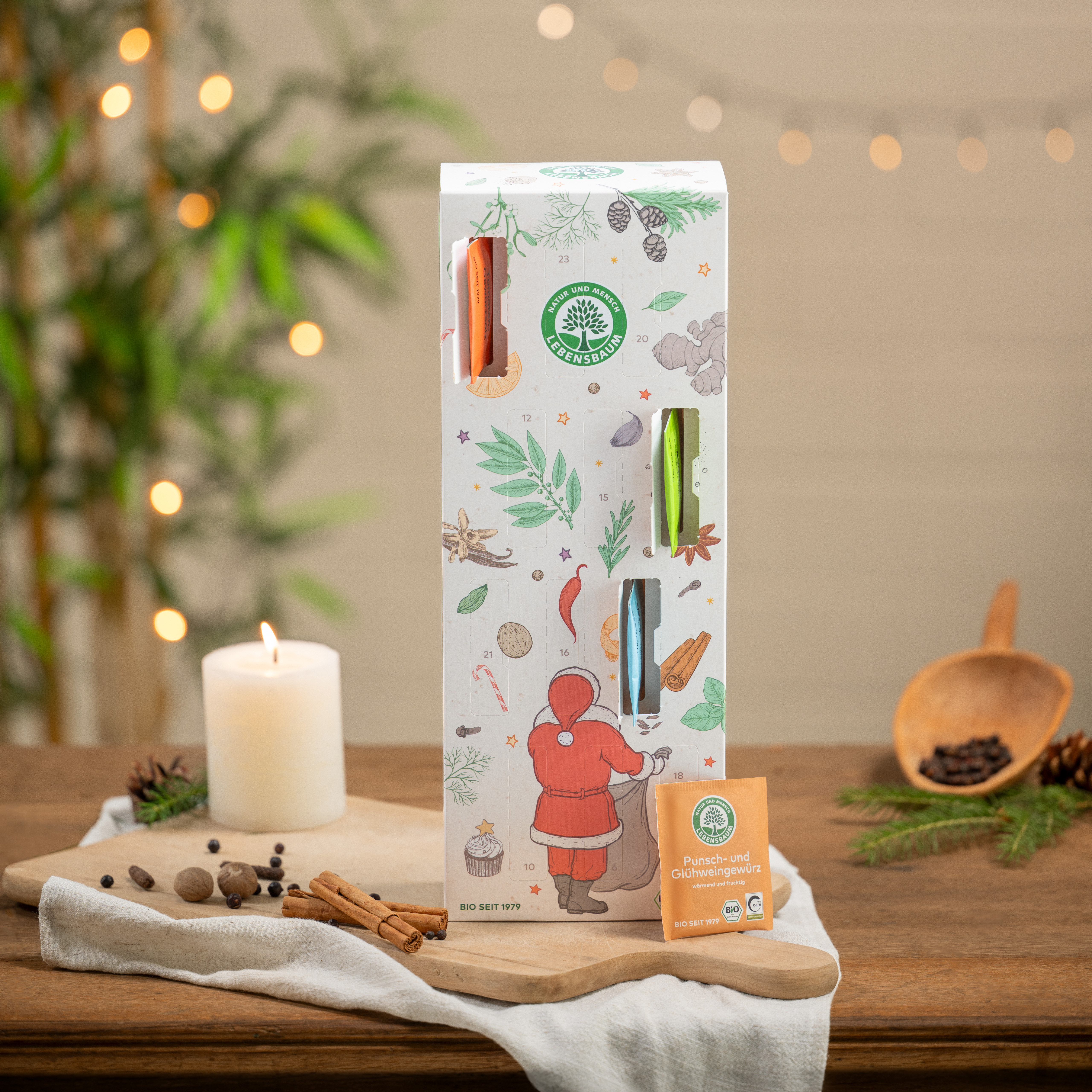 Adventskalender mit geöffneten Türchen steht auf einem Tisch