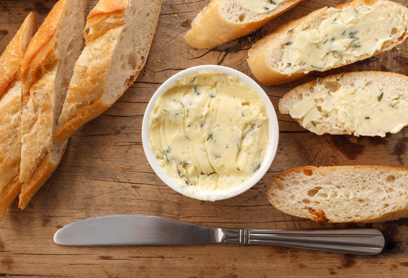 Aglio e Olio Kräuterbutter an Brot angerichtet