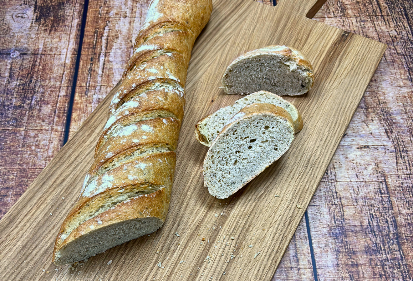 Baguette liegt auf einem Holzbrett