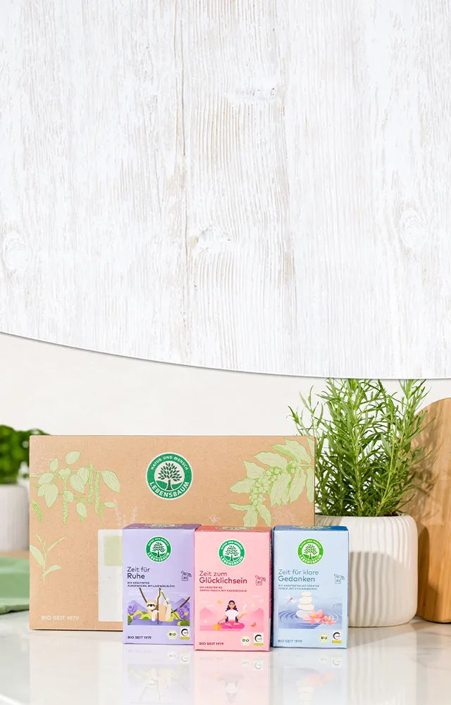 Tee-Geschenkset Achtsamkeit vor einer Geschenkbox aufgestellt