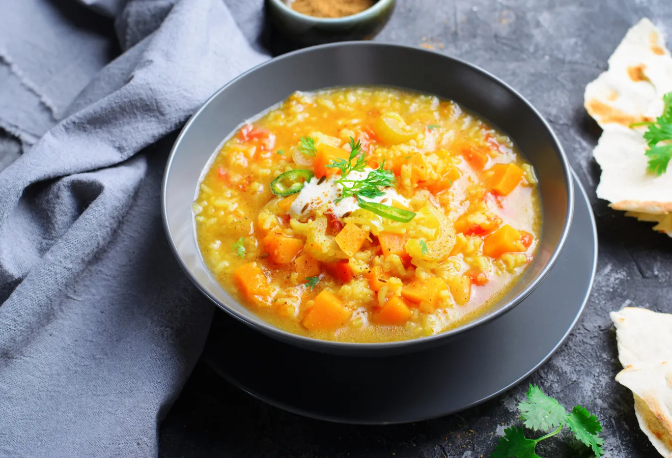 Reis-Kürbis-Suppe in einer schwarzen Schüssel