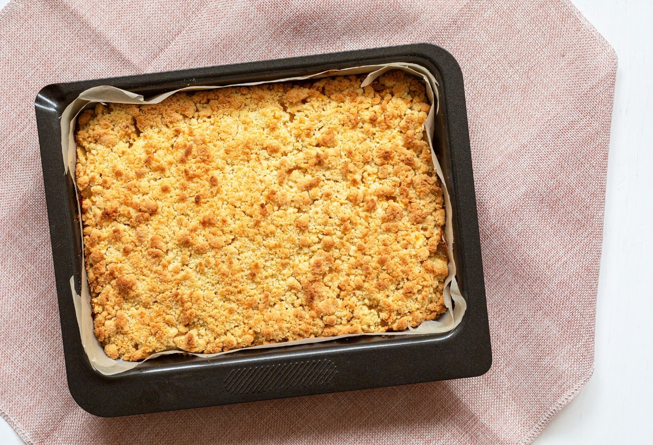 Bratapfel-Streuselkuchen in einer Backform