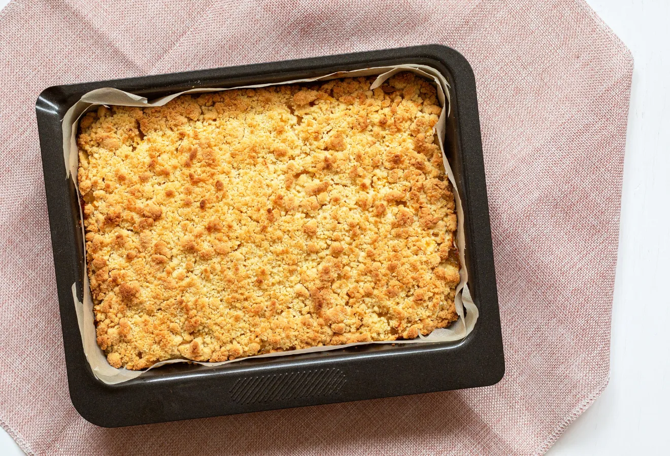 Bratapfel-Streuselkuchen in einer Backform