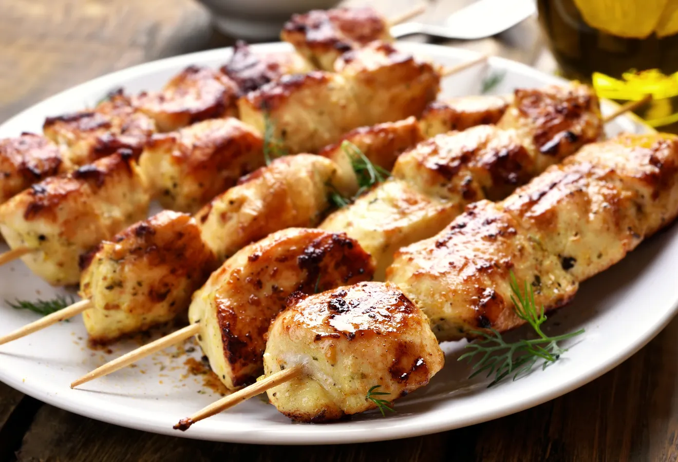Fisch- , Huhn-, oder Tofukebab auf einem weißen Teller