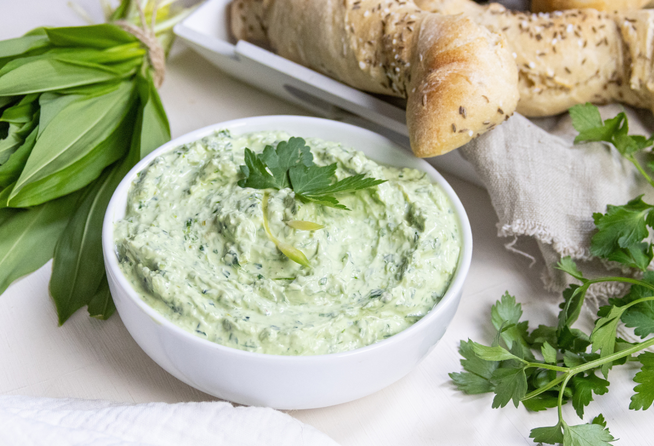 Frischer Kräuter Dip mit Sellerie