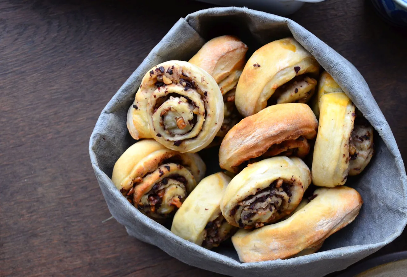 Schwarzkümmel-Hefeteigschnecken mit Walnusstapenade, vegan, schnell