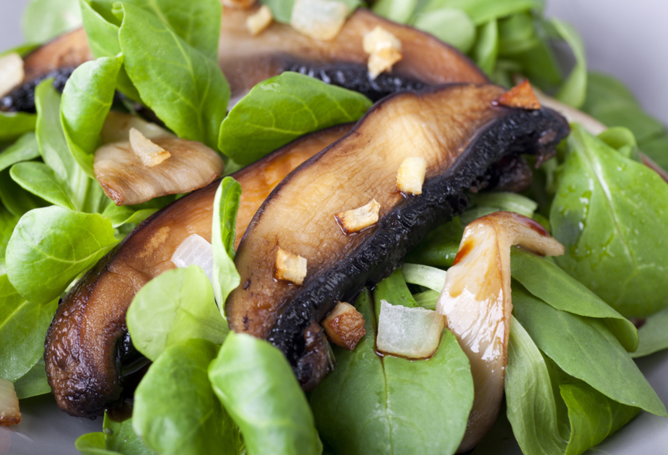 Feldsalat mit marinierten Champignons, vegan, einfach, frisch