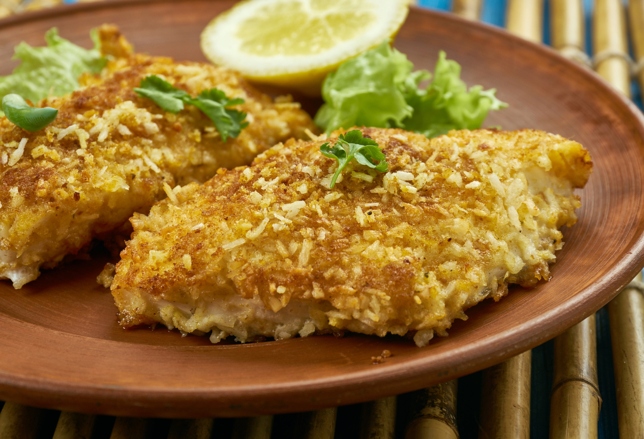 Kabeljau mit Zucchini-Cornflakes-Kruste auf einem Teller