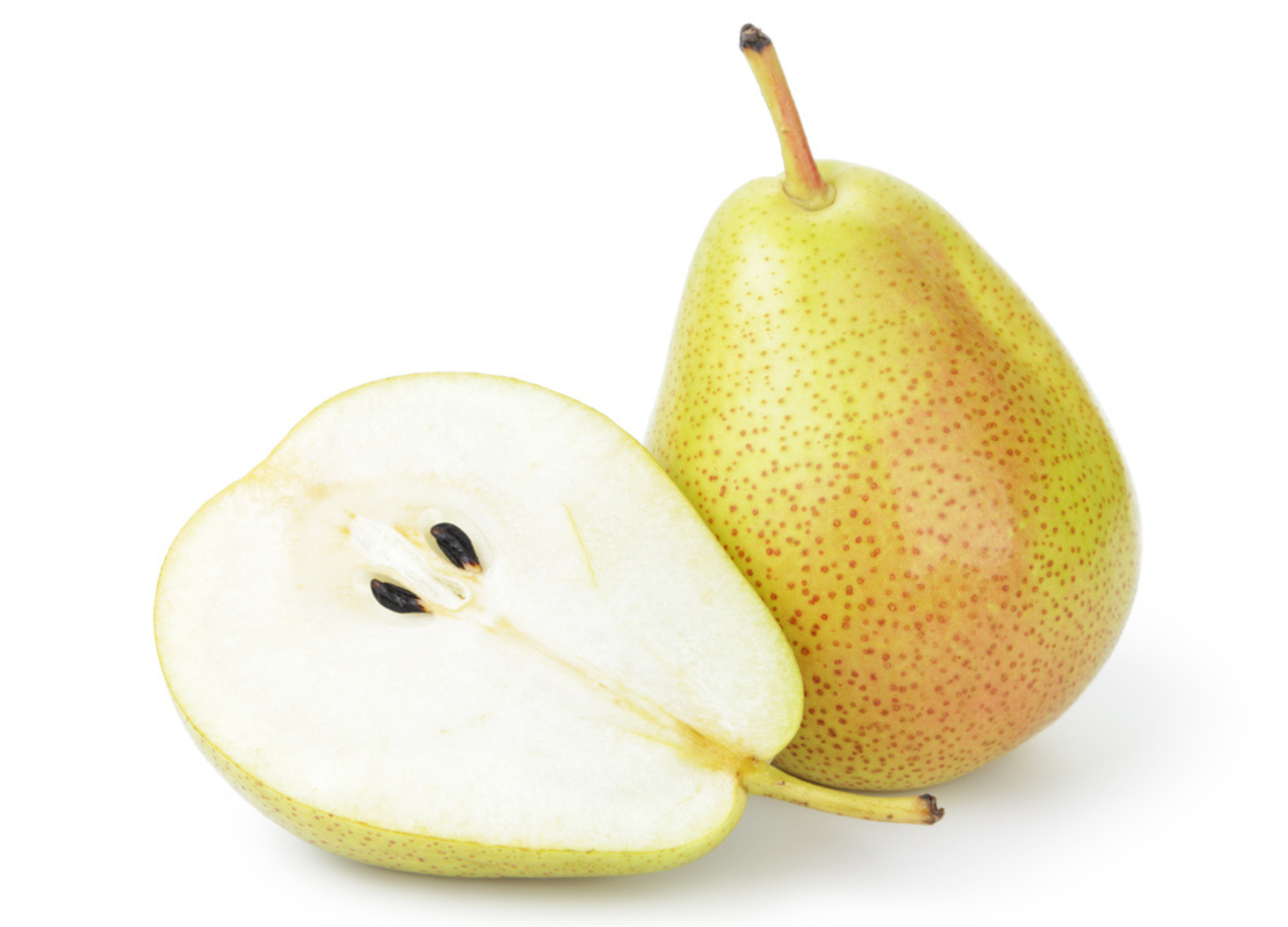 Birne Eine reife gelb-grüne Birne liegt neben einer halbierten Frucht, die ihr weißes Fruchtfleisch und zwei schwarze Kerne zeigt