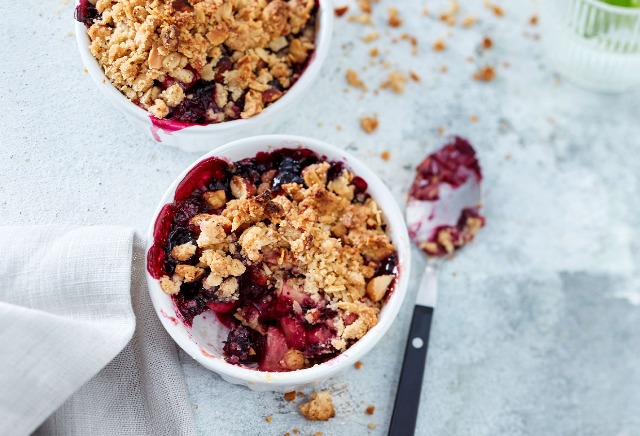 Blaubeer-Apfel-Crumble, vegetarisch, als Frühstück in einer Schüssel angerichtet