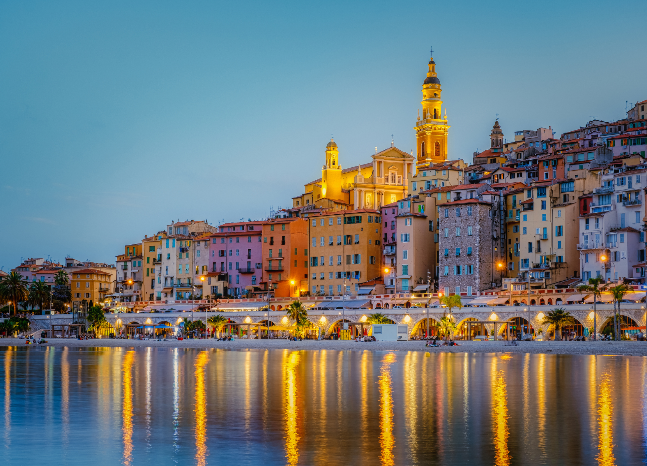 Beleuchtete Altstadt von Menton an der französischen Riviera am Abend