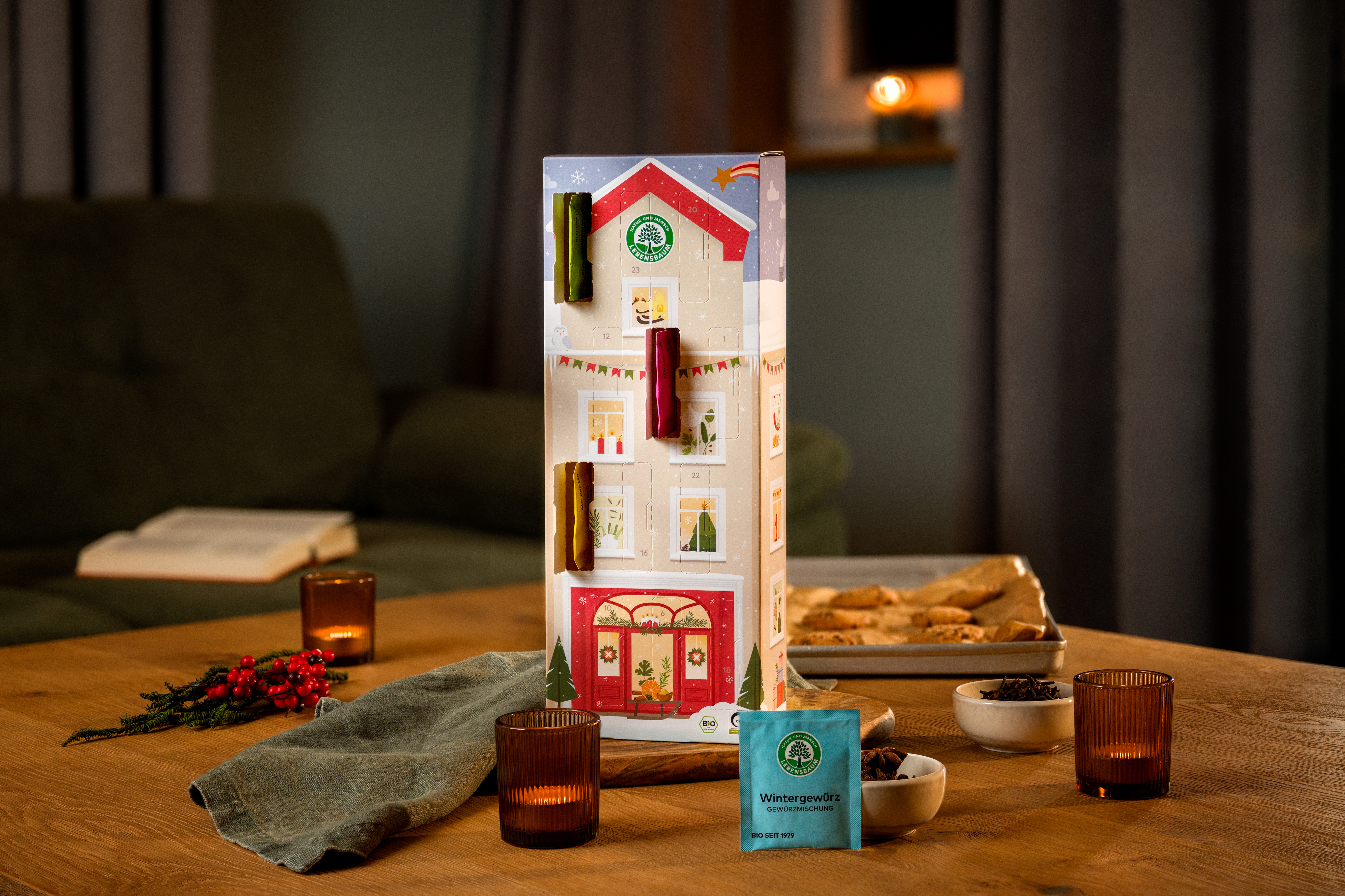 Gewürz-Adventskalender mit vrschiedenen Gewürzen auf einem festlich gedeckten Tisch