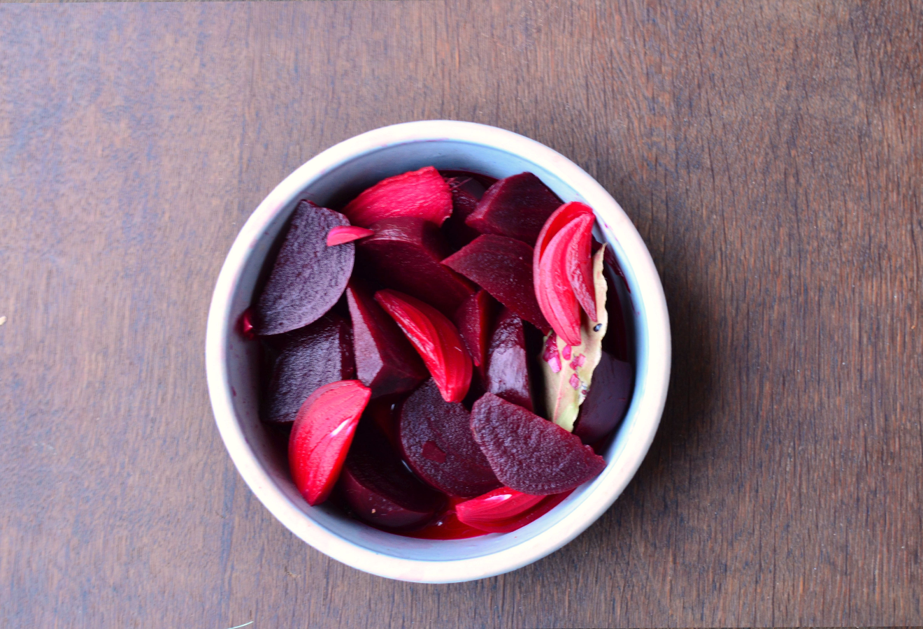 Eingelegte Rote Beete mit Ingwer in einer weißen Schale