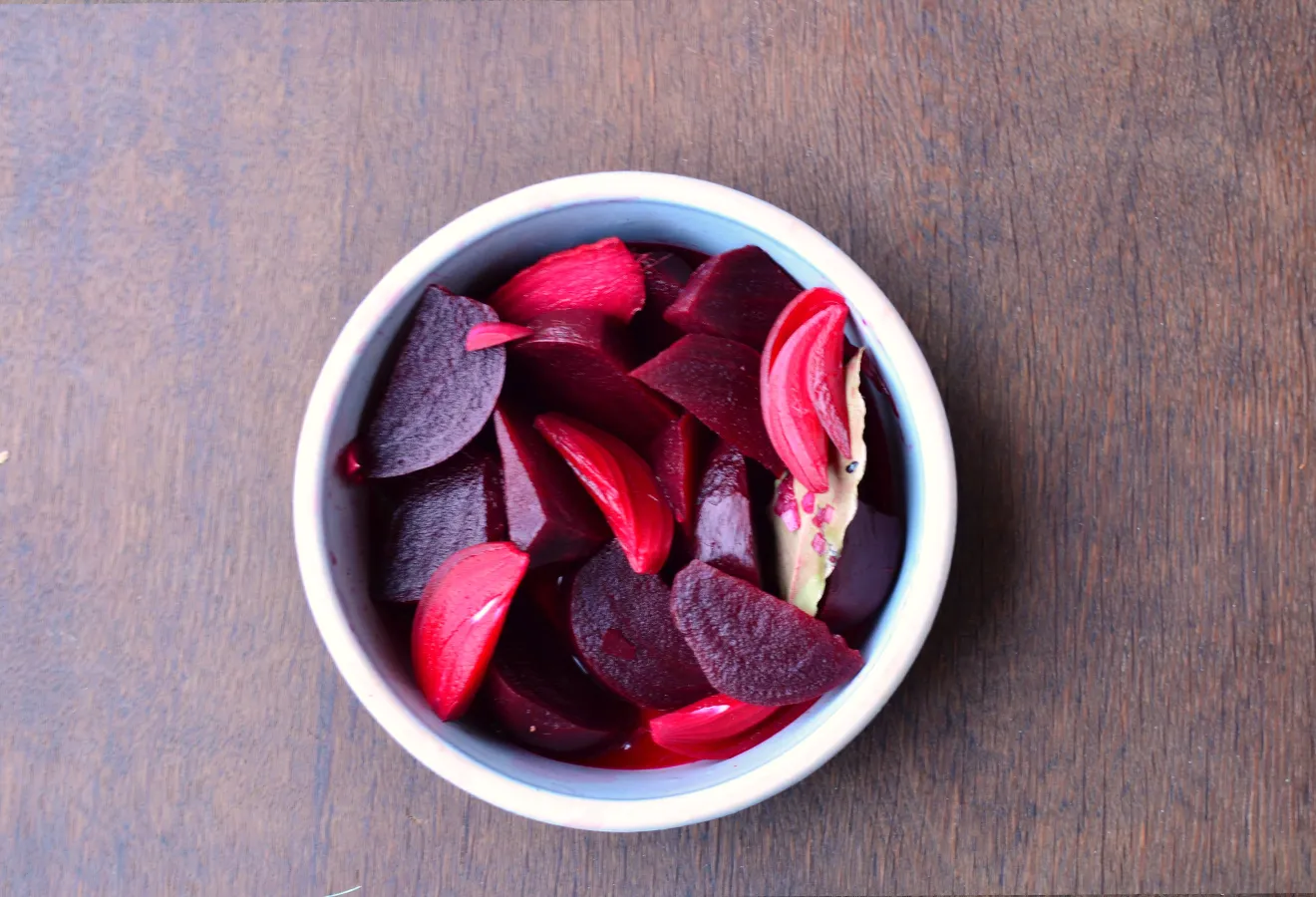 Eingelegte Rote Beete mit Ingwer in einer weißen Schale