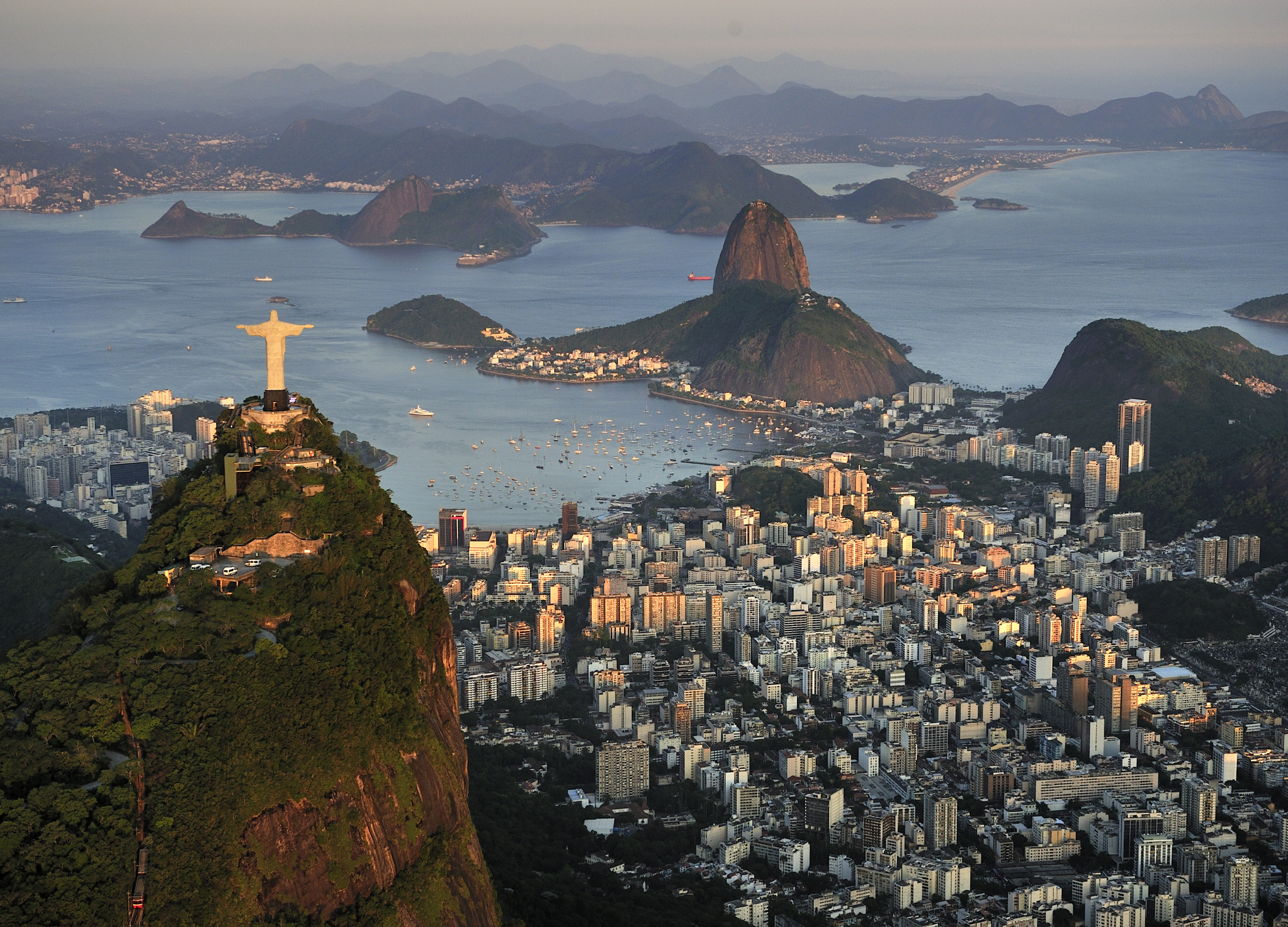 Blick auf Rio de Janeiro mit Christusstatue, Zuckerhut und Bucht im Abendlicht