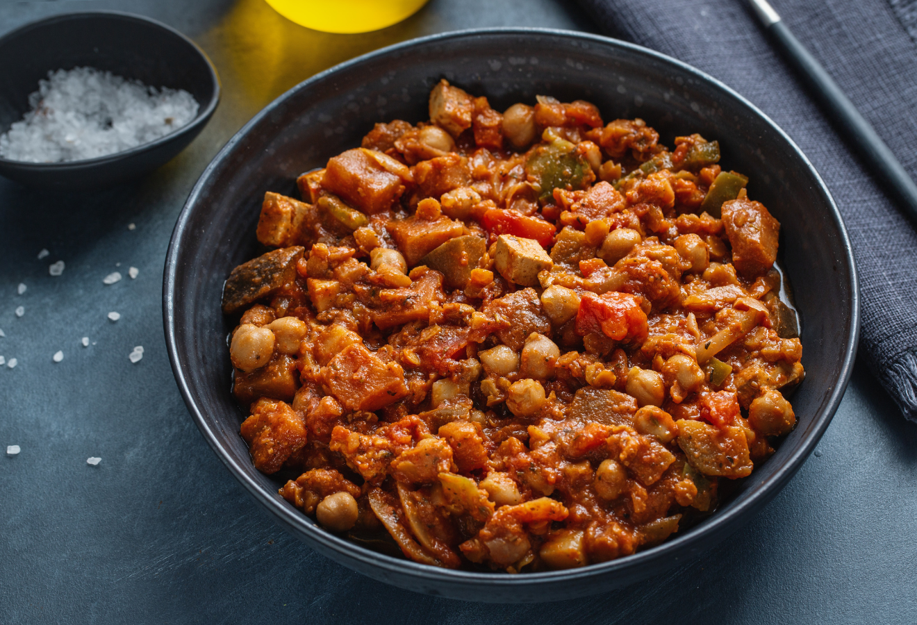 Gemüse-Tofu-Ragout in einer schwarzen Schüssel