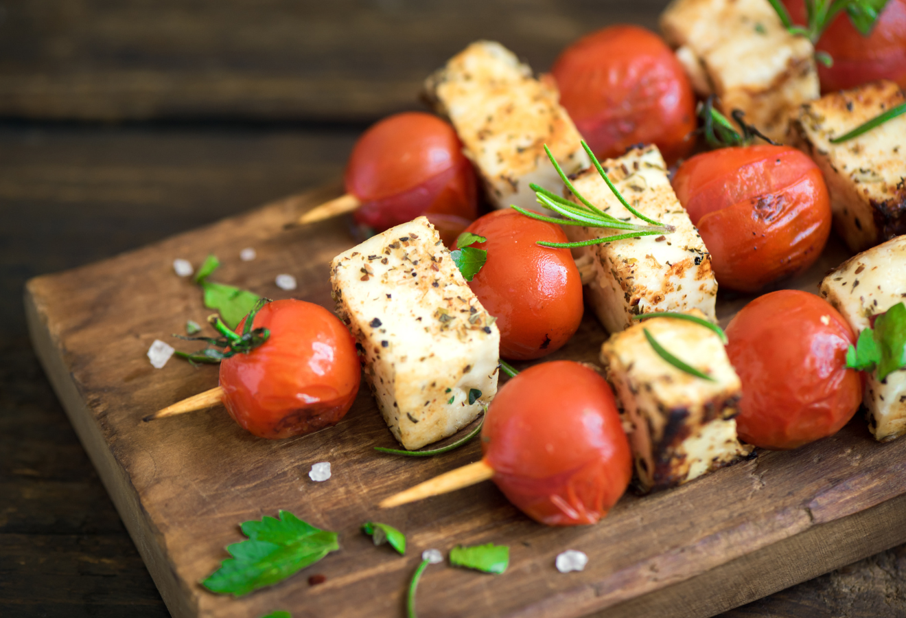 Tofu-Tomaten-Spieße auf einem Holzbrett