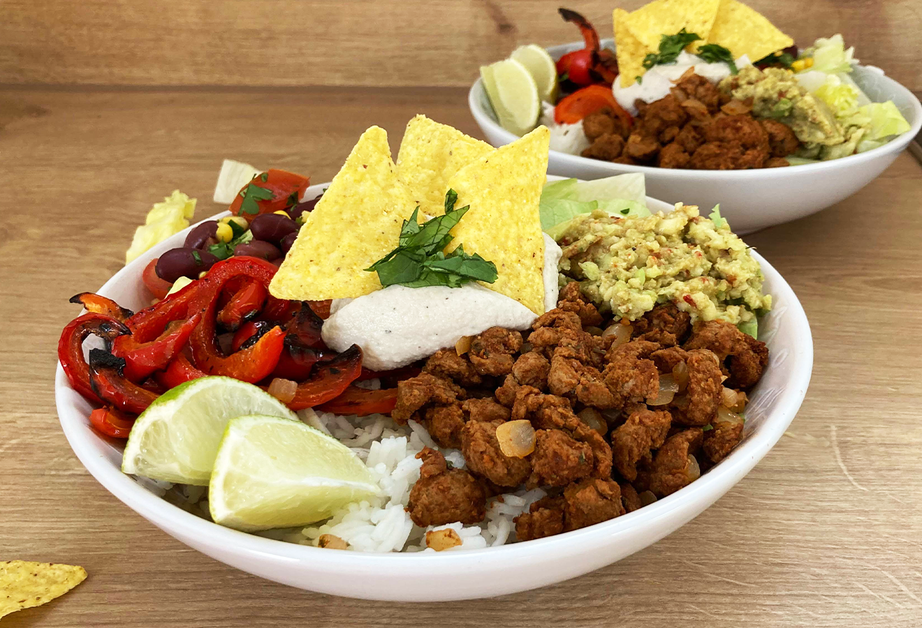 Tex-Mex-Bowl in zwei weißen Schüsseln