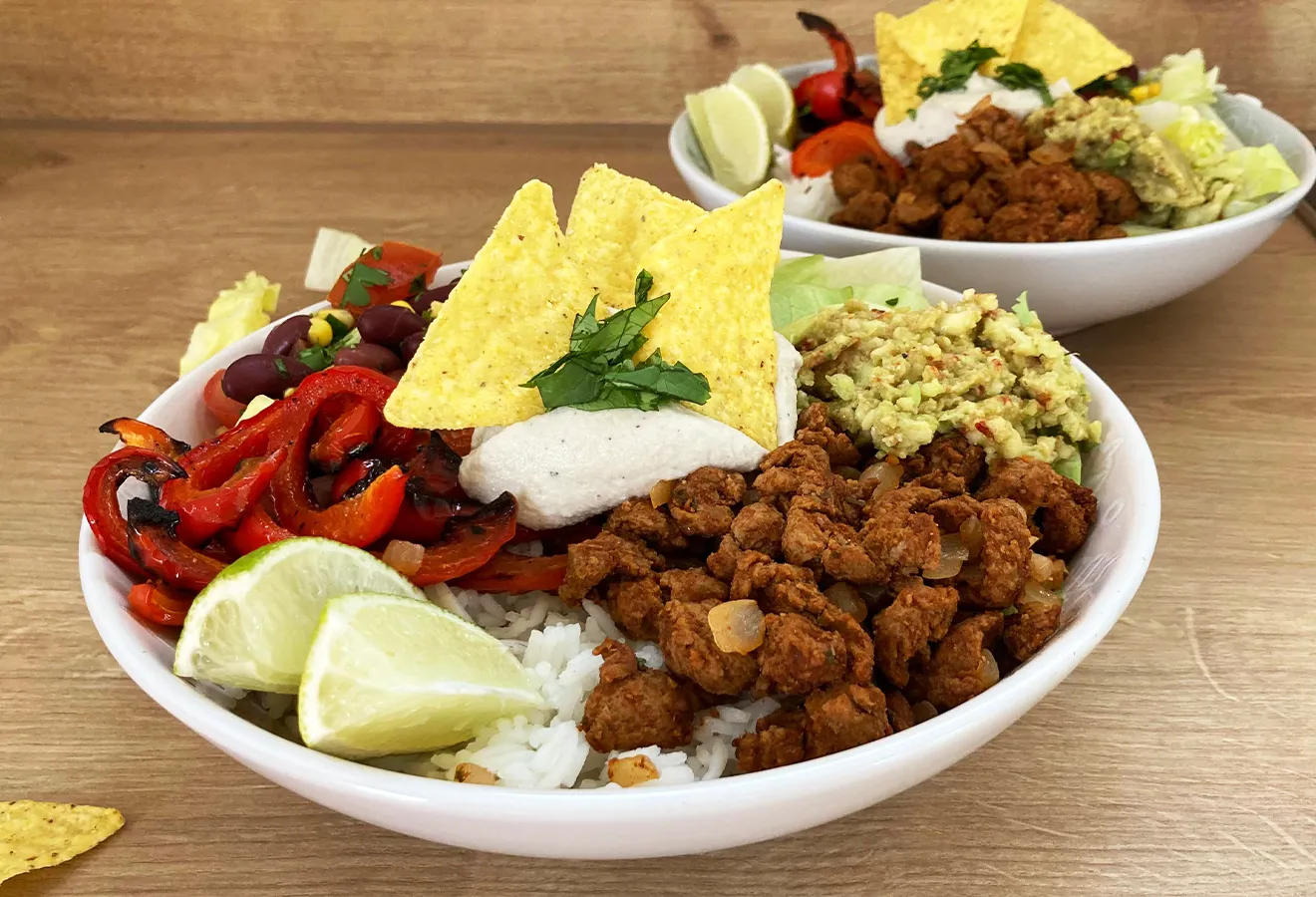 Tex-Mex-Bowl in zwei weißen Schüsseln