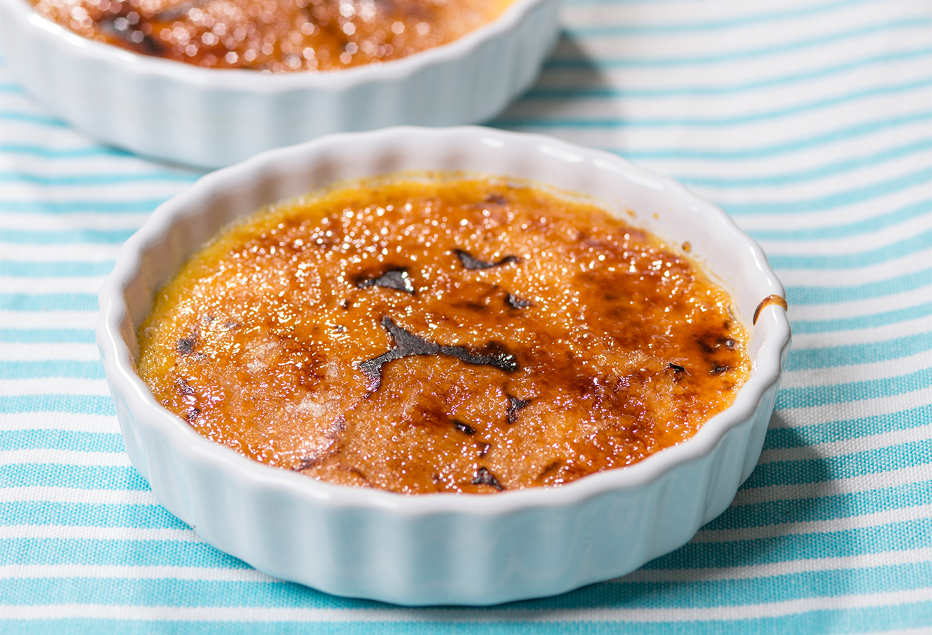 Herzhafte Crema Catalana in einem kleinen weißen Schälchen