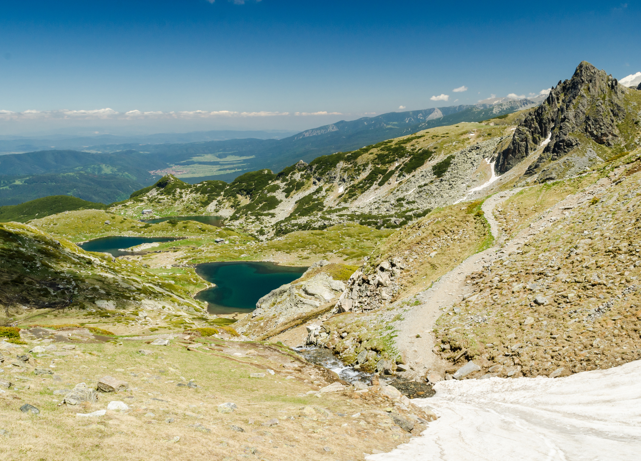 Gebirgslandschaft mit Seen, Wanderweg und schneebedecktem Pfad in Bulgarien