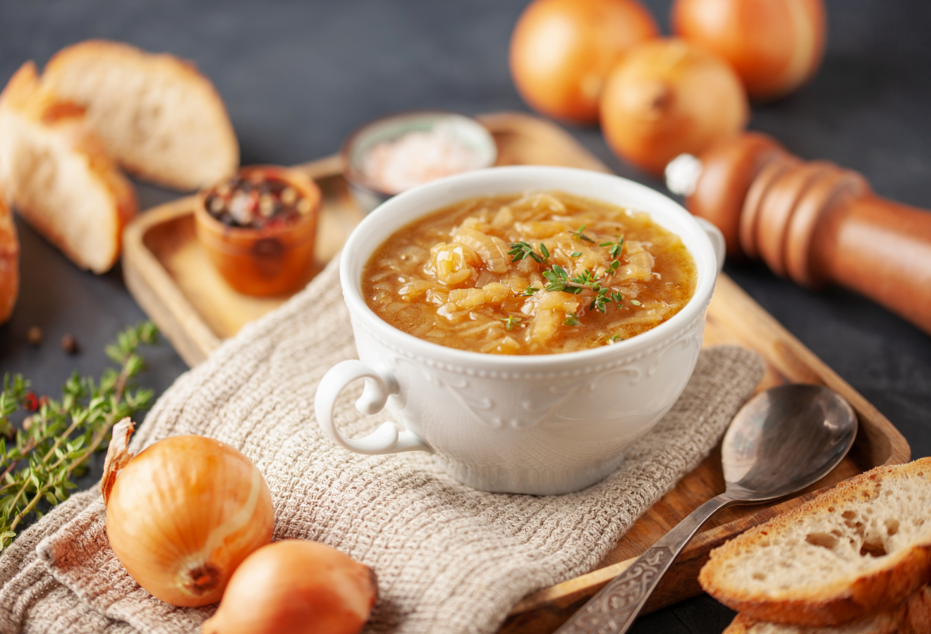 Zwiebelsuppe mit Miso und knusprigem Gewürzbrot in einer weißen Schüssel