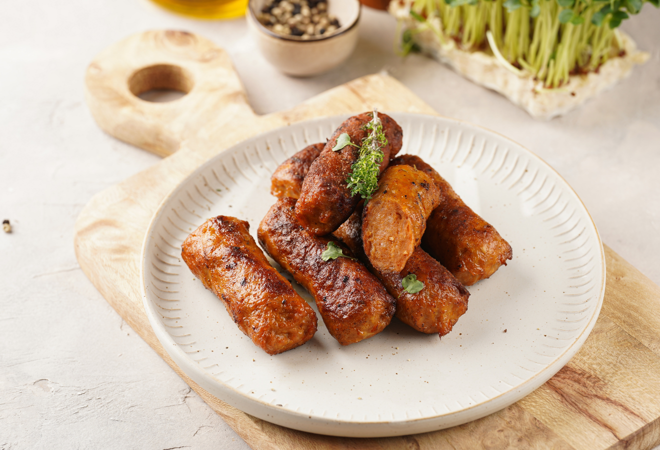 Grillcevapcici auf einem weißen Teller