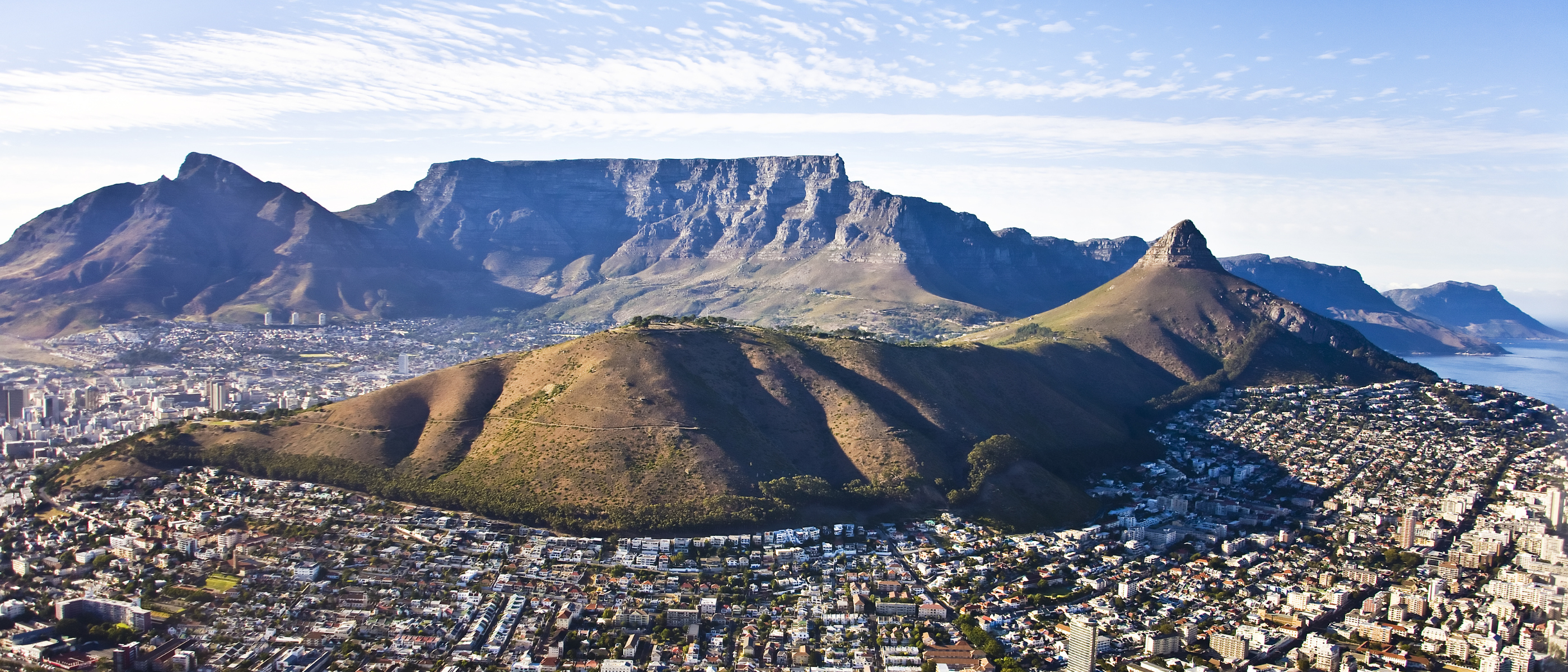 Blick auf Kapstadt mit Tafelberg und Löwenkopf im Hintergrund