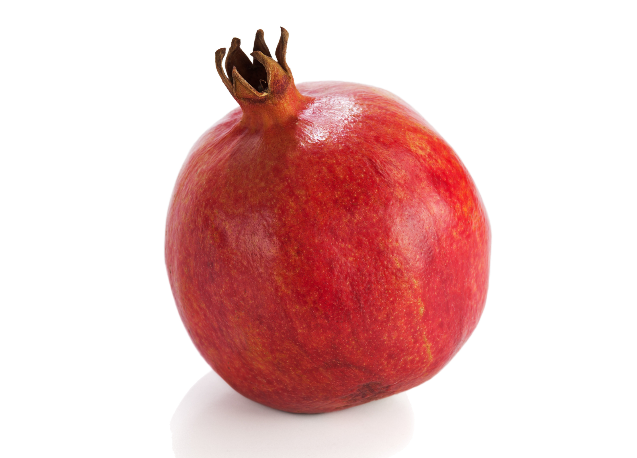 Granatapfel Roter Granatapfel mit glänzender Schale steht auf weißem Untergrund