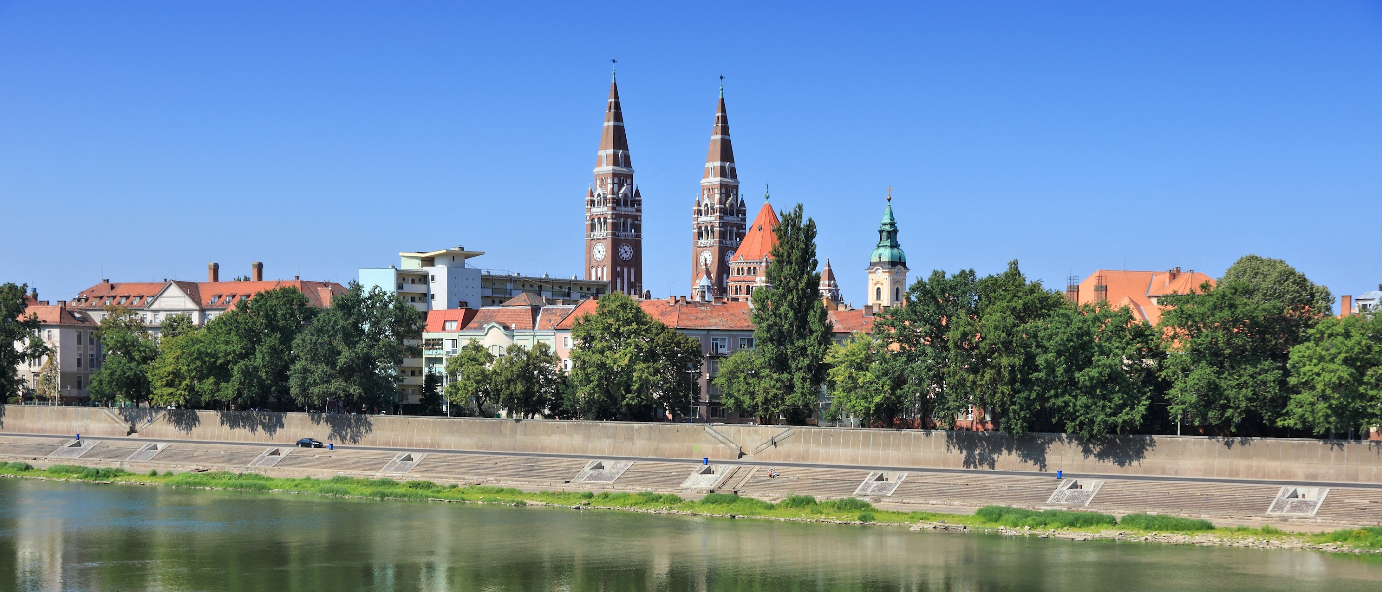 Stadt in Ungarn, davor ein Fluss
