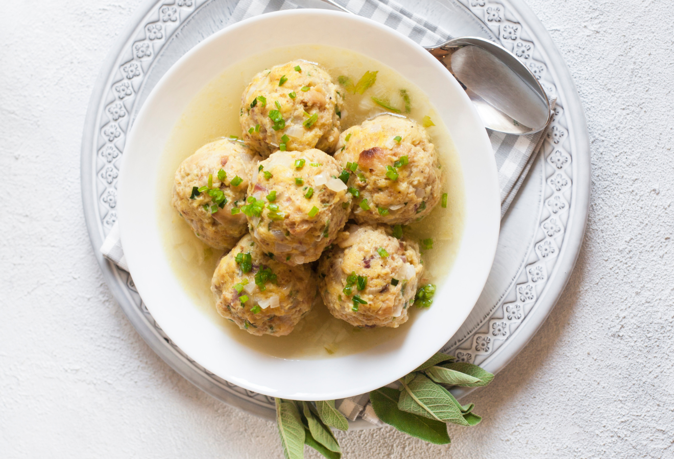 Gefüllte Knödel an Biersoße in einer weißen Schüssel